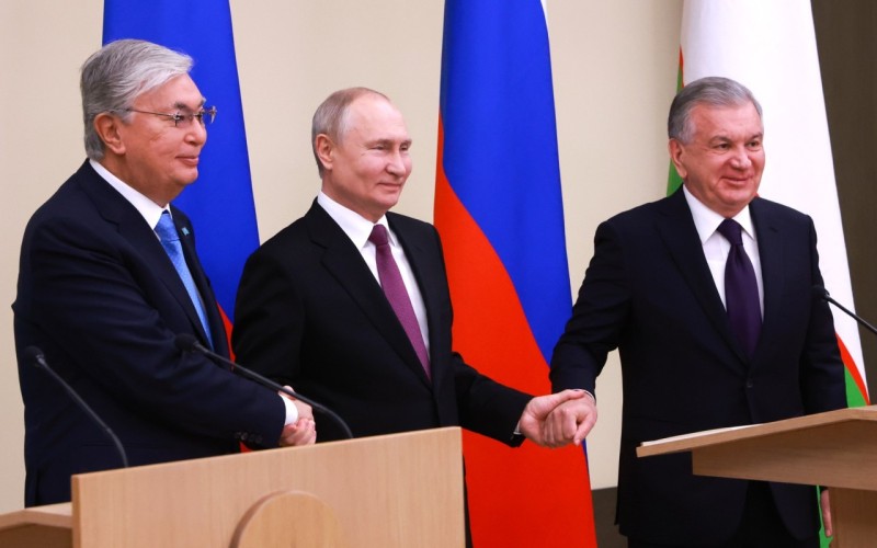 Putin Mirziyoyevlə Tokayevə zəng etdi