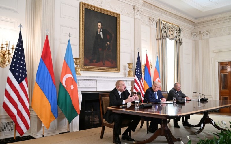 Tramp Azərbaycan və Ermənistan liderləri ilə görüşdən paylaşım edib