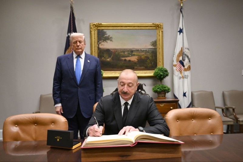 Prezident İlham Əliyev Ağ Evdə “Qonaq Kitabı”na imza atdı