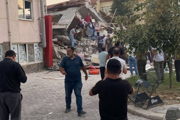 Türkiyədə güclü zəlzələ:10 bina uçdu - VİDEO -YENİLƏNİB