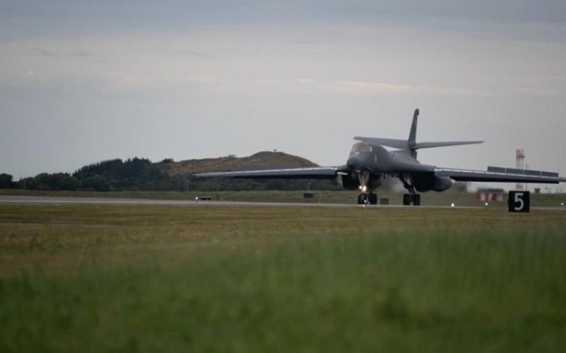 ABŞ bombardmançı təyyarələri Rusiya sərhədi yaxınlığında