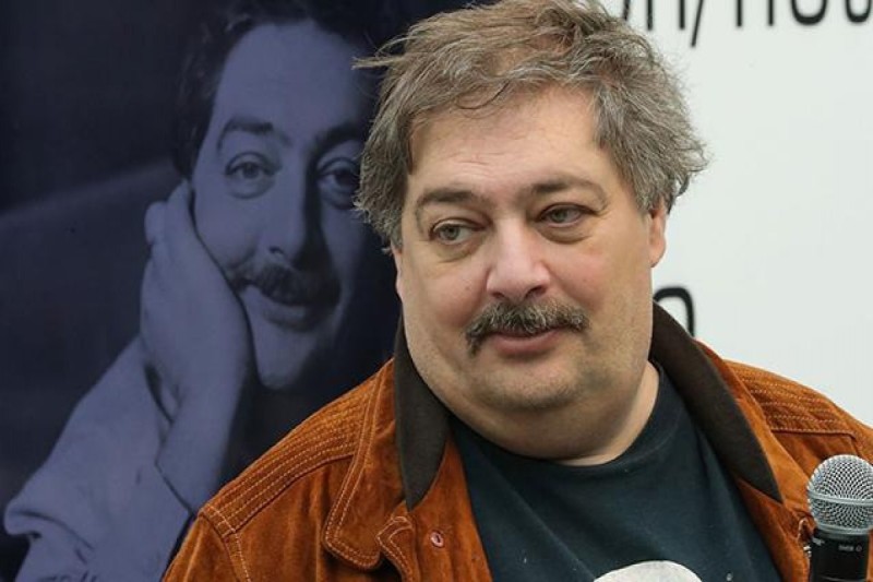 Rusiya yazıçı Dmitri Bıkovu beynəlxalq axtarışa verib