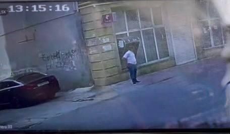 Bakıda gündüz vaxtı maşına hücum etdilər - VİDEO