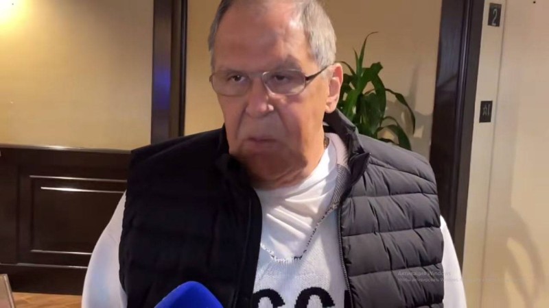Lavrov Alyaskaya gəldi - geyimi gündəm oldu - VİDEO