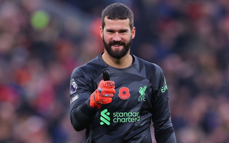 Liverpulda 300 oyuna çıxan 3-cü braziliyalı oldu