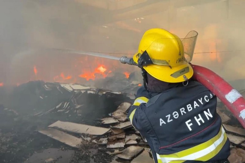 Gəncədə açıq ərazidə baş verən yanğın binaya ziyan vurub