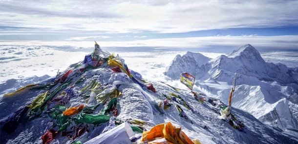 Alpinistləri xilas etməyə yollanan helikopter sərt eniş edib: 2 yaralı