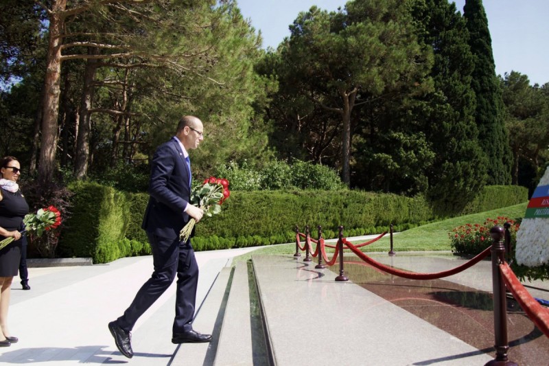İsrail səfiri Fəxri və Şəhidlər xiyabanlarını ziyarət edib