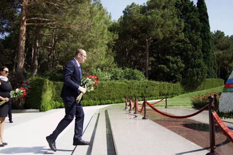 İsrail səfiri Fəxri və Şəhidlər xiyabanlarını ziyarət edib