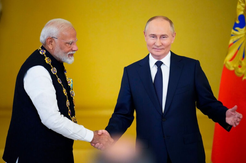 Modi ilə Putin arasında telefon danışığı olub