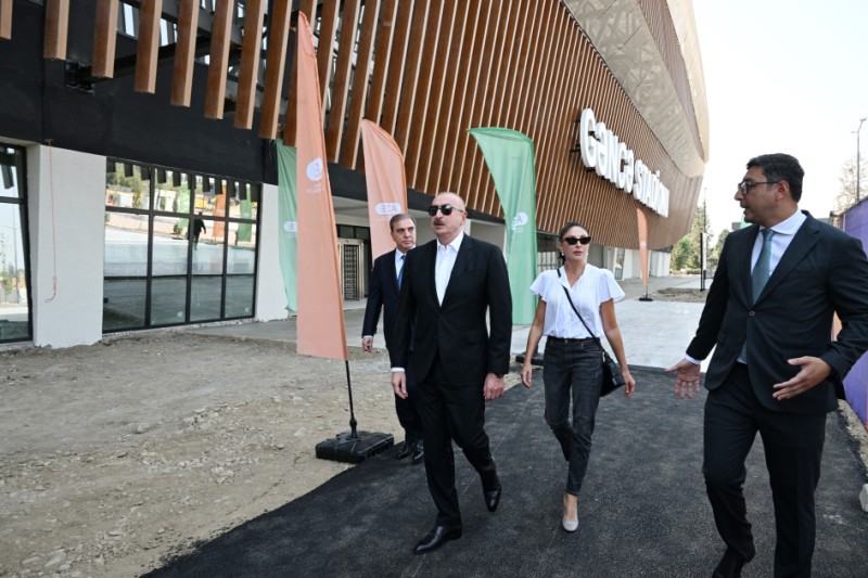 Prezident və xanımı Gəncə şəhər stadionunda tikinti işlərinin gedişi ilə tanış oldular - YENİLƏNİB