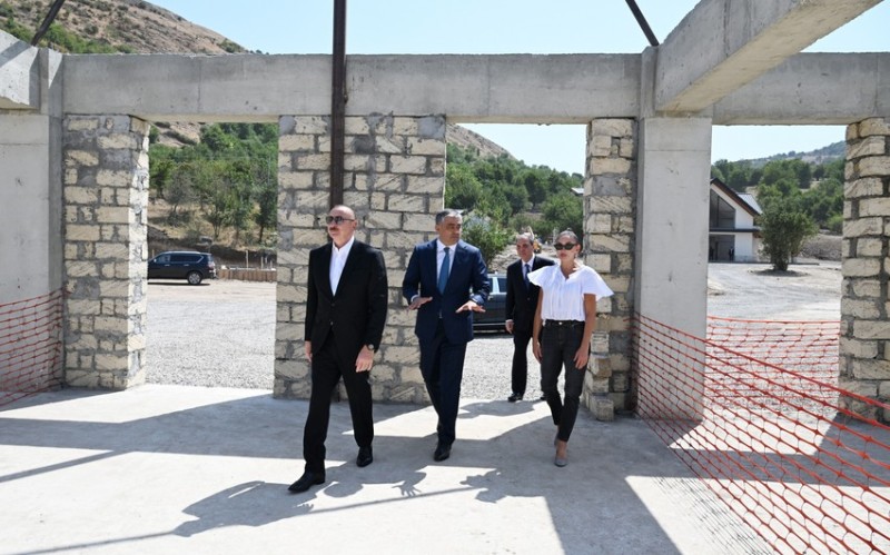 Prezident və birinci xanım “Hacıkənd” istirahət kompleksinin tikintisi ilə tanış olublar - YENİLƏNİB
