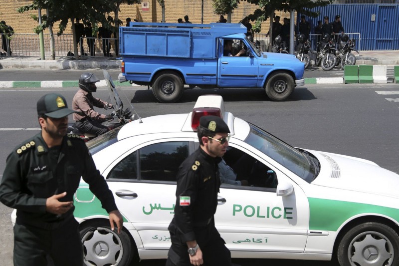 İranda 5 polis ölüb