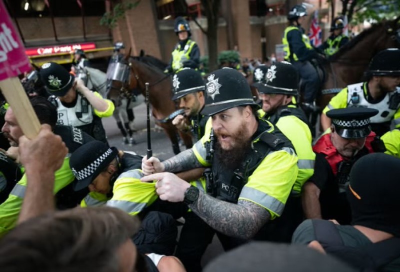 Böyük Britaniyada anti-miqrant etirazları gərginlik yaradıb