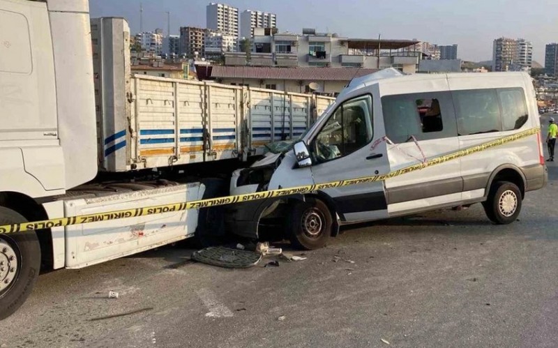 Şagirdləri daşıyan avtobus qəzaya uğradı: ölən və yaralananlar var