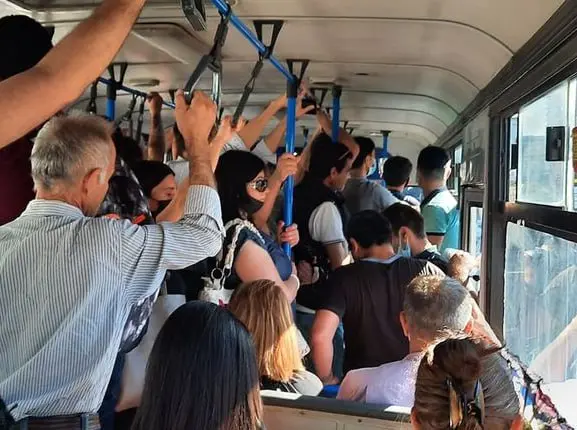 Bakıda avtobusda əlbəyaxa dava - VİDEO