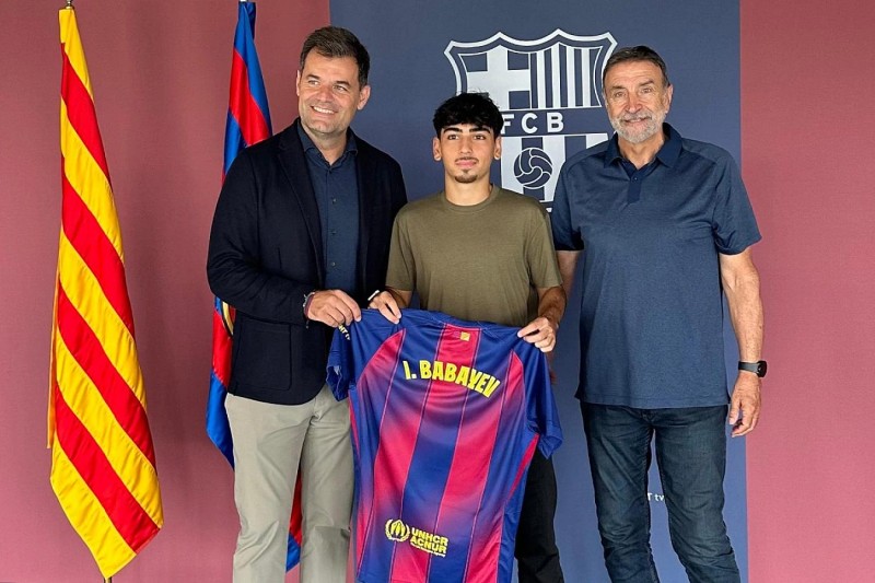 Azərbaycanlı futbolçu ilk dəfə Barselona ilə müqavilə imzalayıb