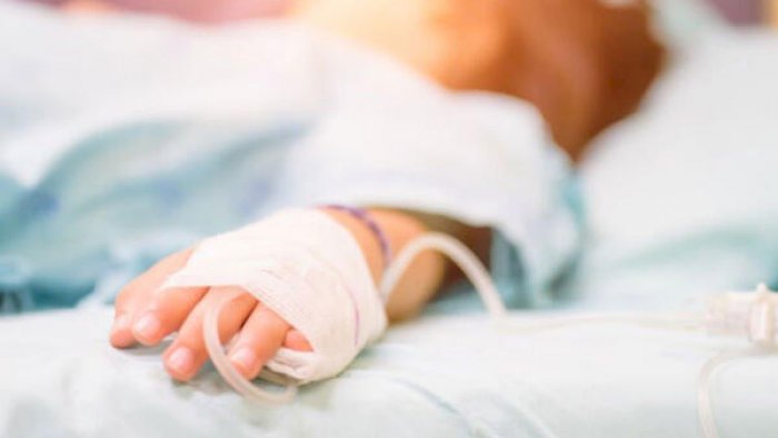 4 yaşlı qız ASAN Xidmətin ikinci mərtəbəsindən yıxılaraq ölüb