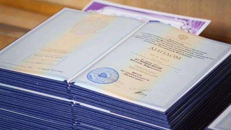 Ukraynada müharibə başlayandan üç mindən çox azərbaycanlı tələbənin diplomu tanınıb - RƏSMİ