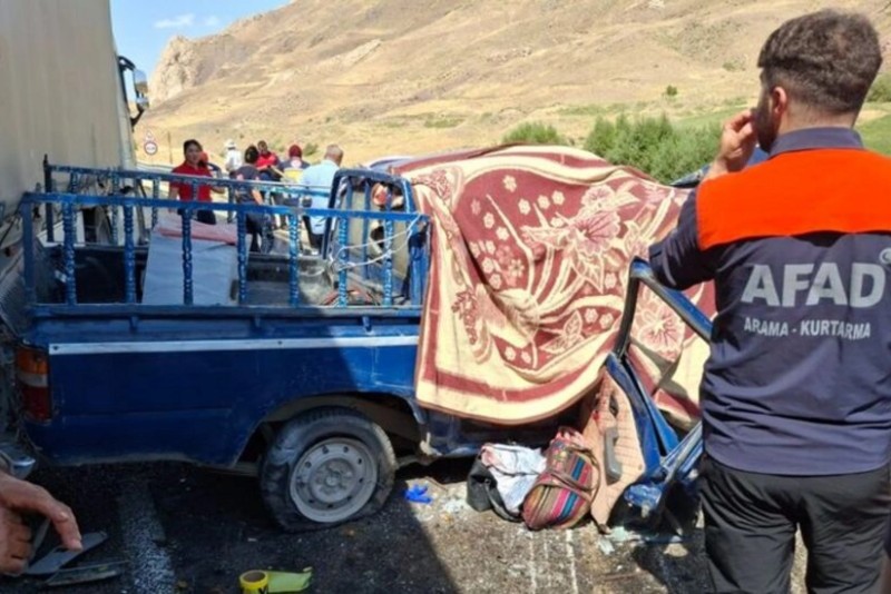 Türkiyədə iki yük maşını toqquşub: ölənlər və yaralananlar var