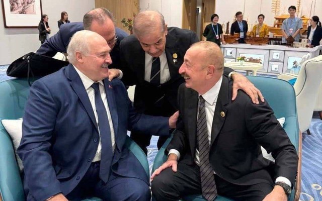 İlham Əliyev Lukaşenko və Şəriflə söhbət apardı - FOTO