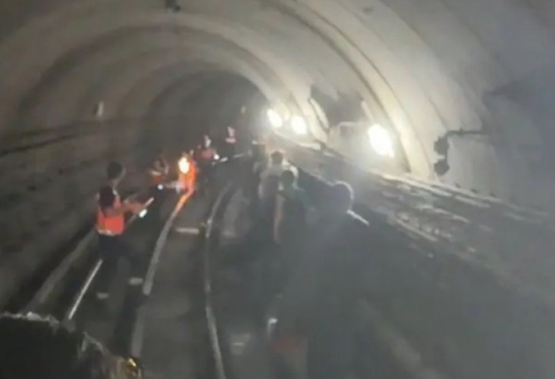 London metrosunda sərnişinlər saatlarla qatarın içində qalıblar
