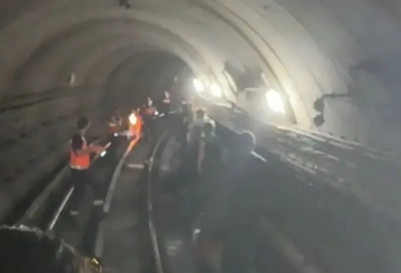 London metrosunda sərnişinlər saatlarla qatarın içində qalıblar