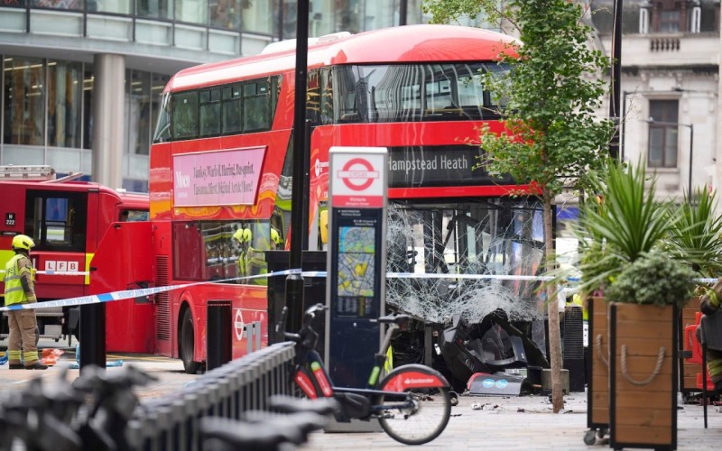 Londonda ikimərtəbəli avtobus səkiyə çırpıldı, xeyli yaralı var
