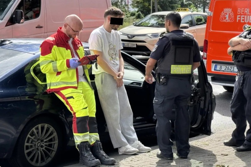 Berlində avtomobil insanların üzərinə sürülüb - yaralılar var