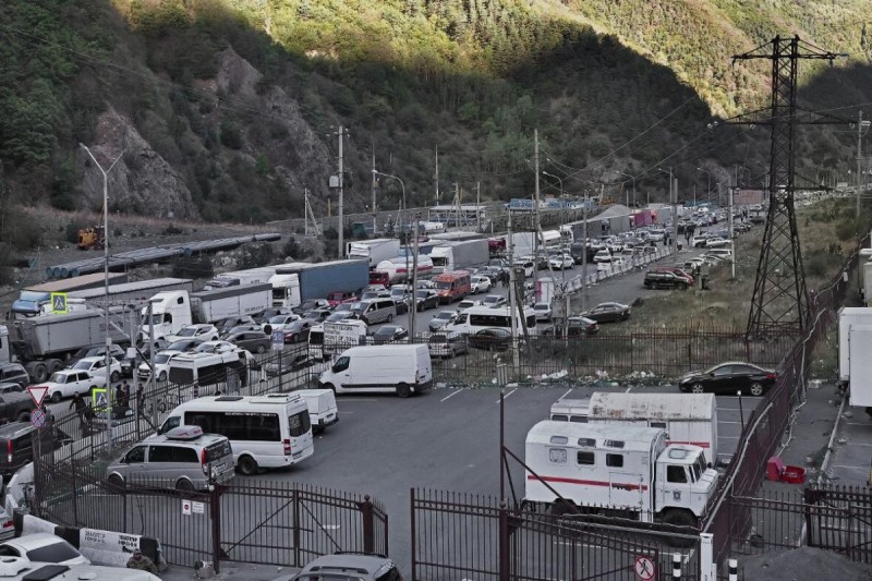 Ermənistanın 600-dən çox yük maşını Gürcüstan-Rusiya sərhədində qalıb