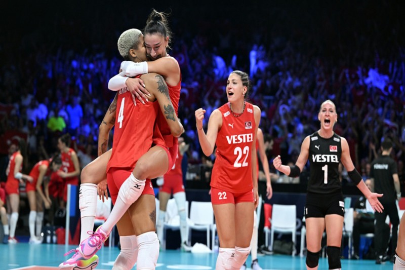 Türkiyənin qadın voleybolçuları ilk dəfə dünya çempionatının finalına yüksəlib