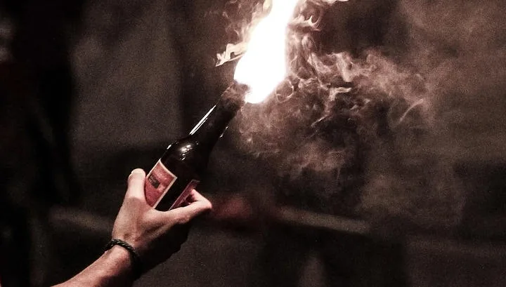 İsrail səfirliyi önündə “molotov”lu şəxs həbs edildi