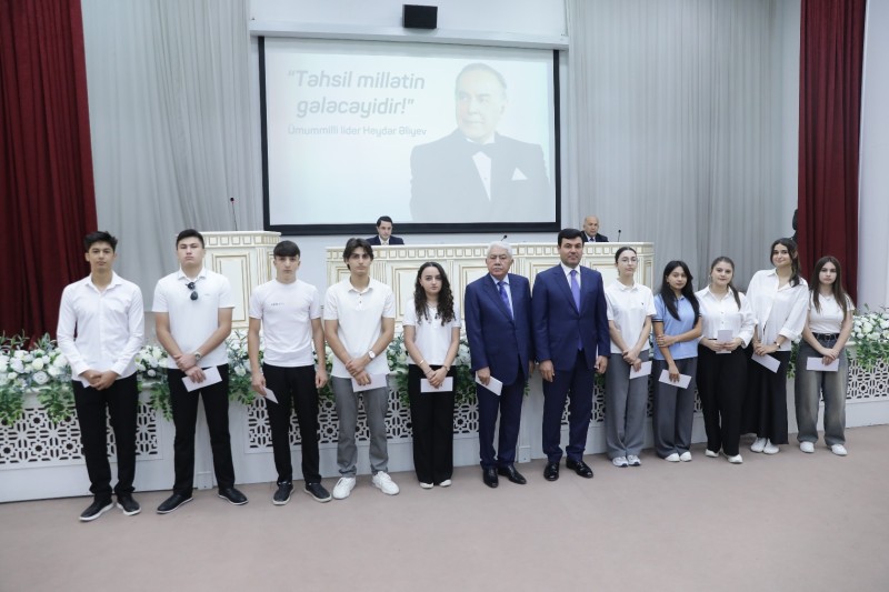 Ağalar Vəliyev yüksək bal toplayan tələbələri mükafatlandırdı - FOTOLAR
