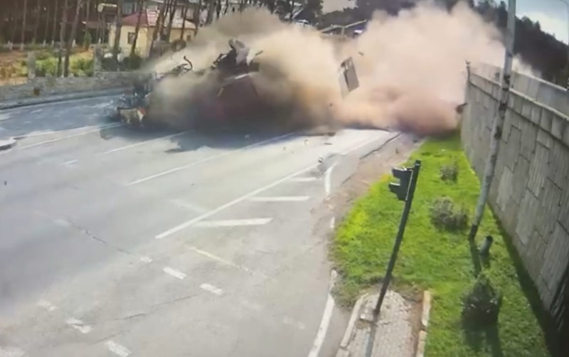 “KamAZ”ın maşının üstünə aşdığı an - FOTO