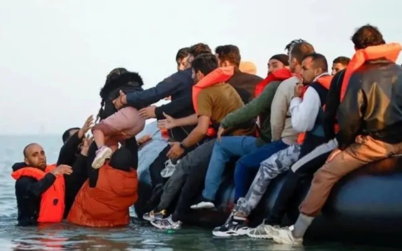 Britaniya qanunsuz miqrantları hərbi bazalarda yerləşdirəcək