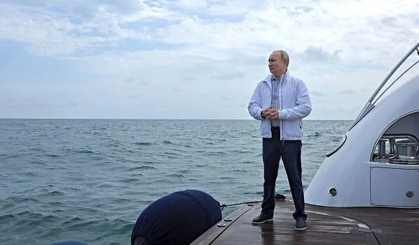 Putin yalnız bu filmlərə baxır, yolda...