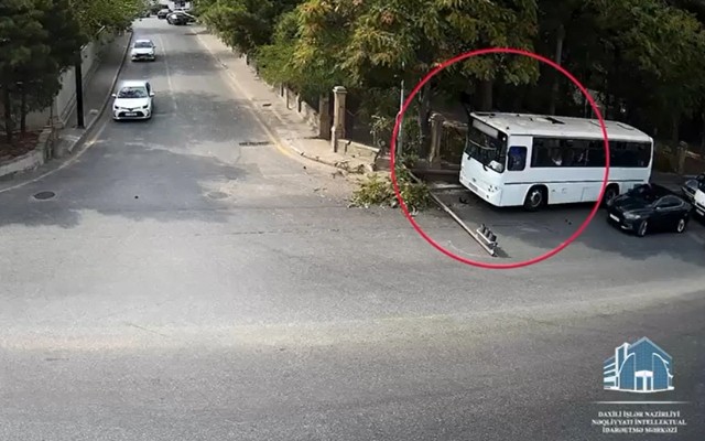 Avtobusu elə sürdü ki, işıqforu kökündən çıxardı - VİDEO