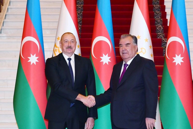 Prezident tacikistanlı həmkarını təbrik etdi