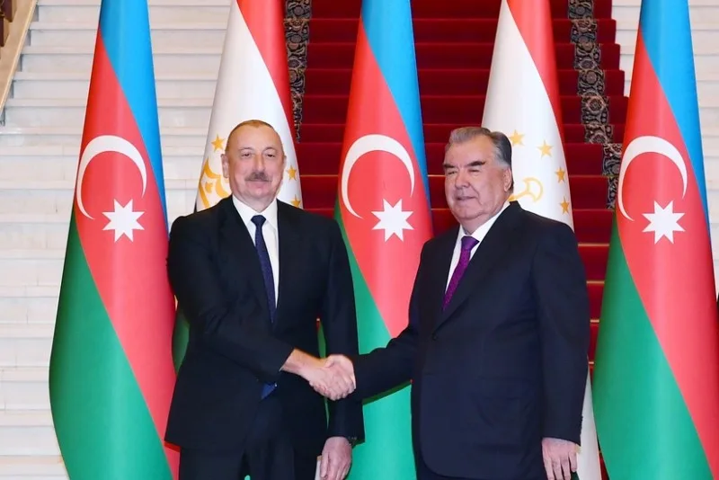 Prezident tacikistanlı həmkarını təbrik etdi
