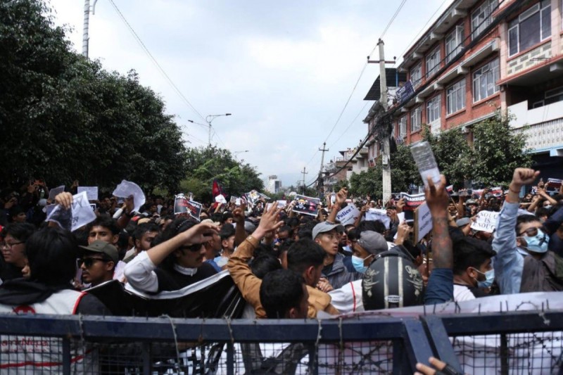 Nepalın Baş naziri istefa verdi