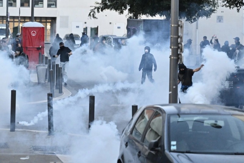 Parisdə 183 etirazçı saxlanılıb