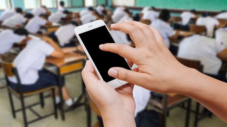 Azərbaycanda 300 məktəbdə telefon işlətmək QADAĞAN EDİLİB