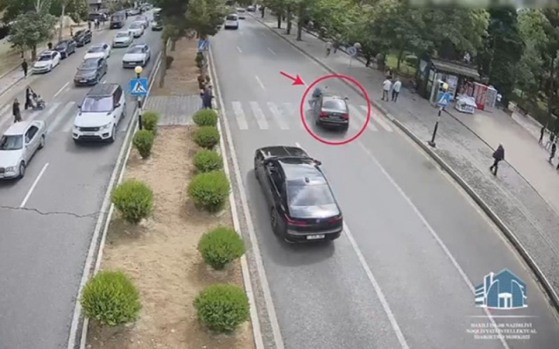 “Göy məscid”in qarşısında piyadanın vurulma anı - VİDEO