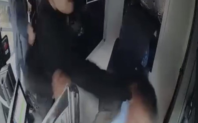 Bakıda sərnişin avtobus sürücüsünü döydü - VİDEO
