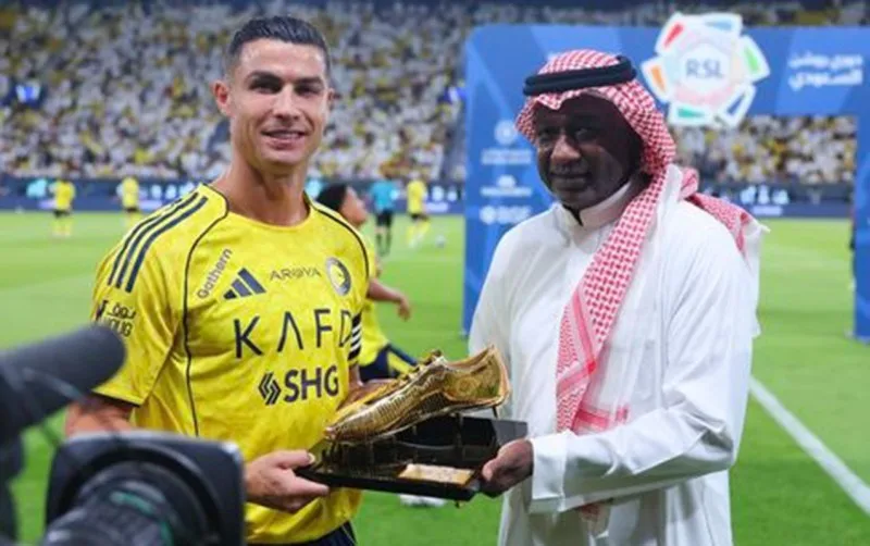 Ronaldo “Qızıl buts” aldı - VİDEO
