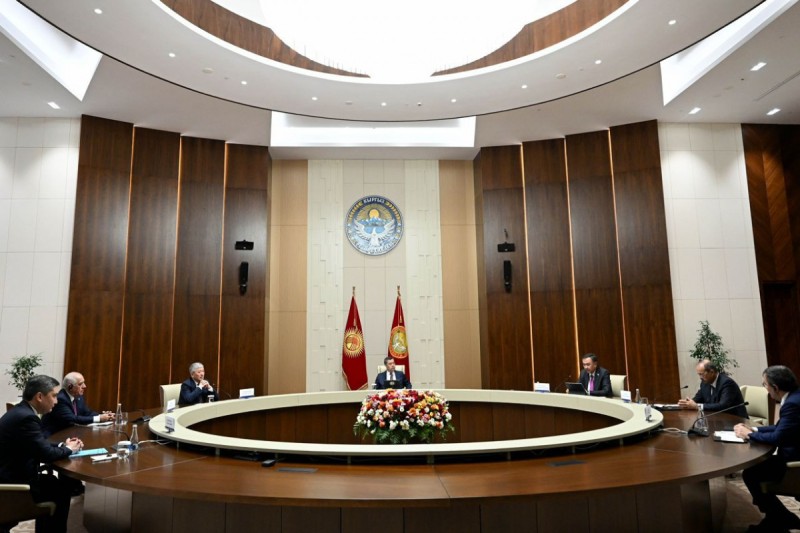Əli Əsədov Sadır Japarov ilə görüşüb