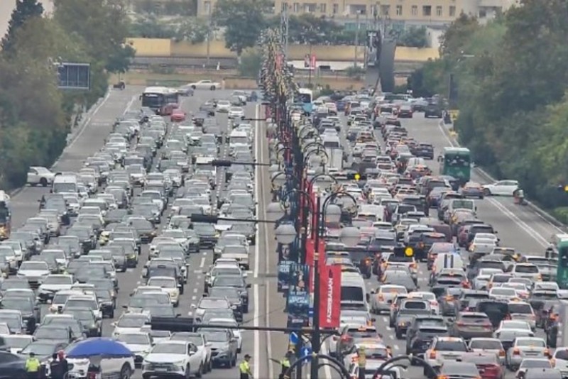 Bakıda 14 istiqamətdə tıxac var - SİYAHI