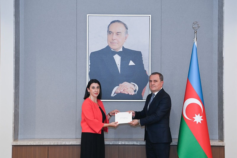Fransa səfiri etimadnaməsini Ceyhun Bayramov təqdim edib