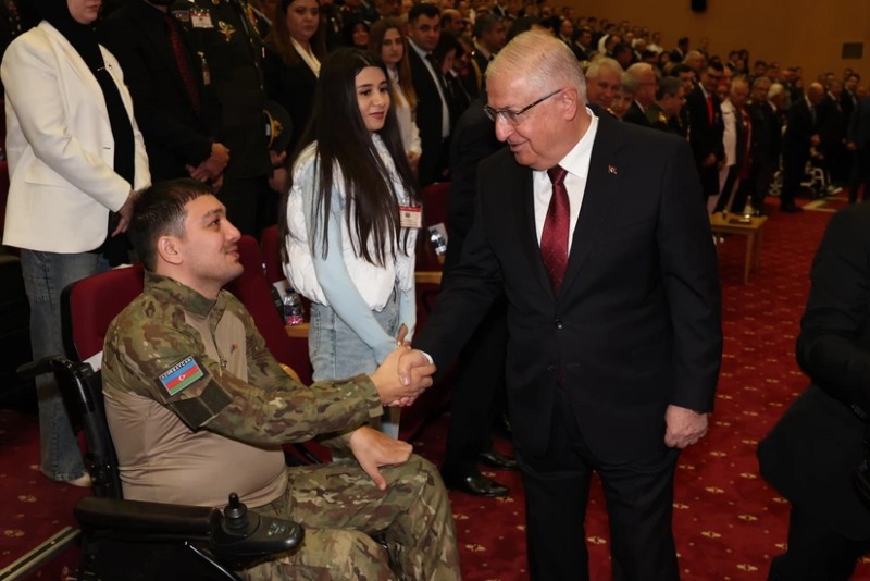 Yaşar Gülər azərbaycanlı qazilərlə görüşüb