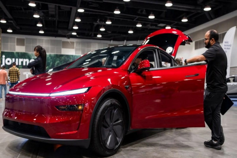 Tesla sərnişinlərin təhlükəsizliyi üçün qapı tutacaqlarını yenidən dizayn edəcək